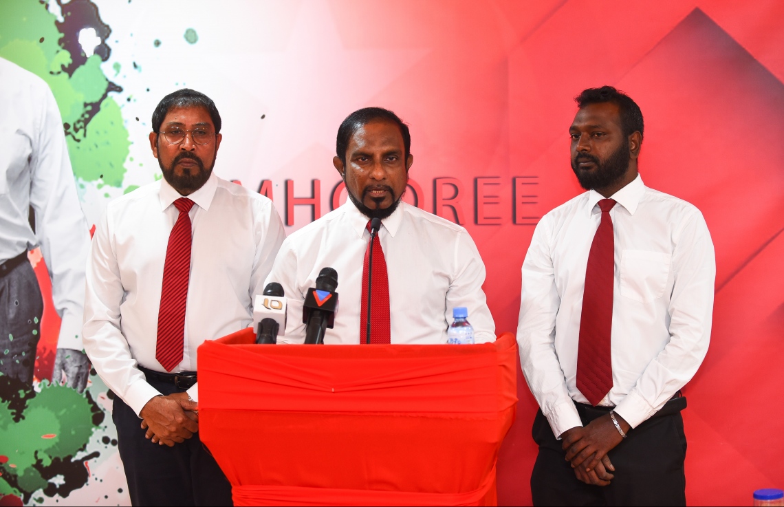 މާލެ: ނޮވެމްބަރު 25، 2018- ޕީޕީއެމްގެ ދެ މެމްބަރުން ކަމަށްވާ ކަނޑިތީމު ދާއިރާގެ މުހައްމަދު ހުސައިނާއި މާވަށު ދާއިރާގެ އަޒްހާން ފަހުމީ ޖުމްހޫރީ ޕާޓީއަށް ސޮއިކުރެއްވުމުގެ ރަސްމިއްޔާތުގައި އެ ދެބޭފުޅުންގެ އިތުރުން އެ ޕާޓީގެ ލީޑަރު ގާސިމް އިބްރާހިމް ބައިވެރިވެވަޑައިގަންނަވަނީ.---ފޮޓޯ: ހުސައިން ވަހީދު/މިހާރު