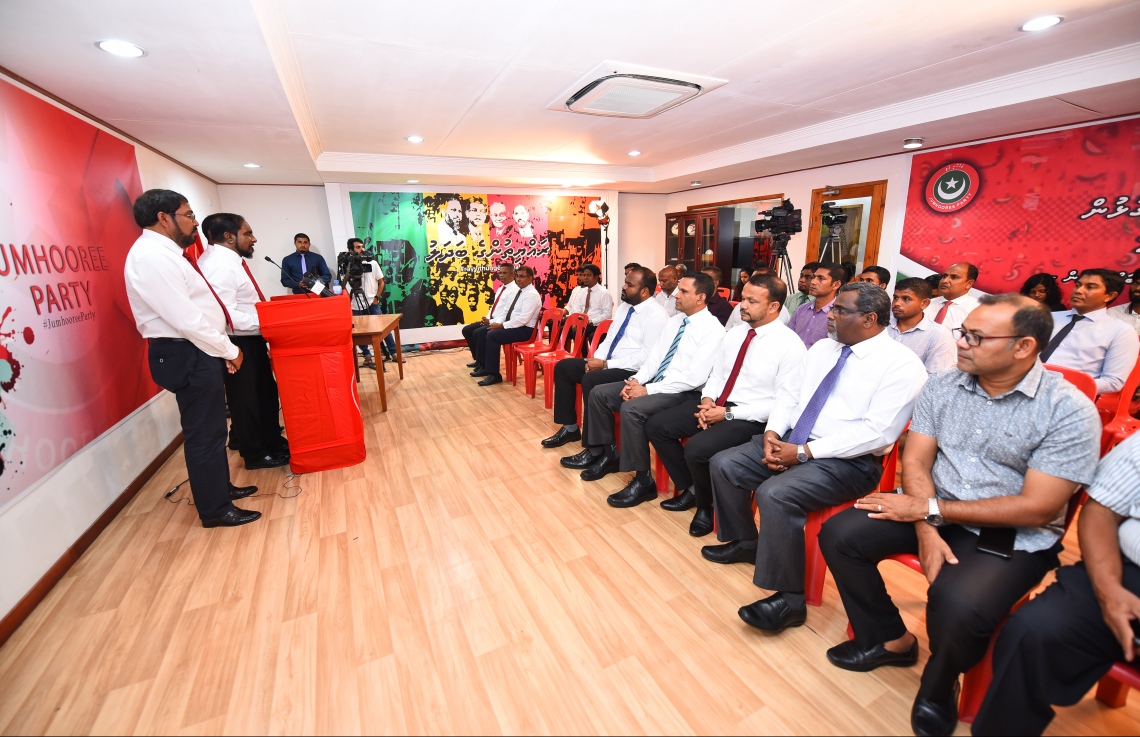 މާލެ: ނޮވެމްބަރު 25، 2018- ޖުމްހޫރީ ޕާޓީއަށް ބައެއް ބޭފުޅުން ސޮއިކުރެއްވުމަށް ބޭއްވި ރަސްމިއްޔާތުގައި، އެ ޕާޓީއާ އަލުން ގުޅިވަޑައިގެންނެވި ކަނޑިތީމު ދާއިރާގެ މެމްބަރު މުހައްމަދު ހުސައިން ވާހަކަ ދައްކަވަނީ: އޭނާގެ އިތުރުން މާވަށު ދާއިރާގެ މެމްބަރު އަޒްހާން ފަހުމީ ވެސް މިރޭ އެ ޕާޓީއަށް ސޮއިކުރެއްވި.---ފޮޓޯ: ހުސައިން ވަހީދު/މިހާރު