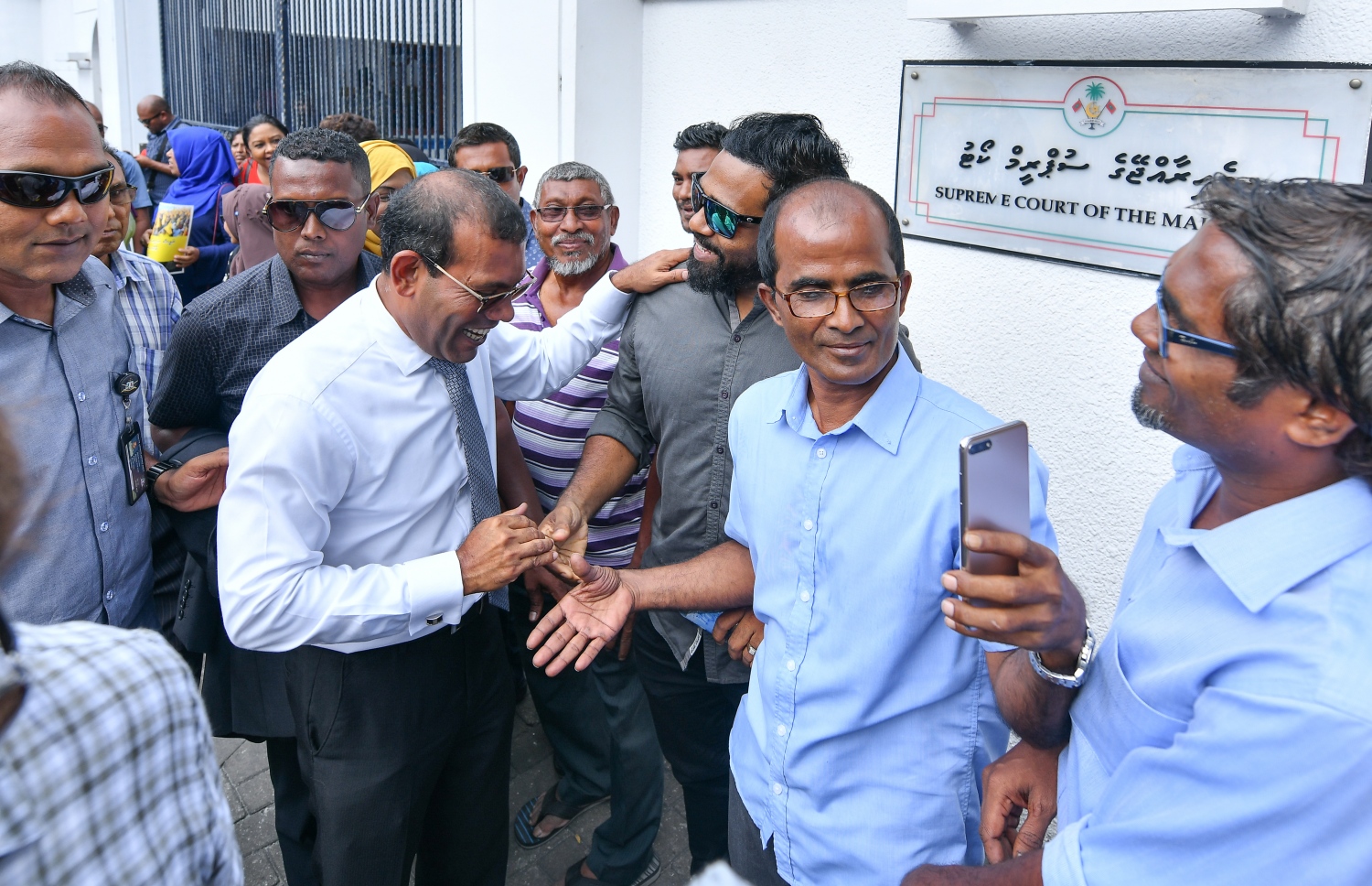 ސުޕްރީމް ކޯޓުގައި އިއްޔެ އޮތް އަޑުއެހުމަށް ފަހު، ނަޝީދު އާންމުންނާ ސަލާމް ކުރައްވަނީ.-- ފޮޓޯ: ނިޝާން އަލީ /މިހާރު