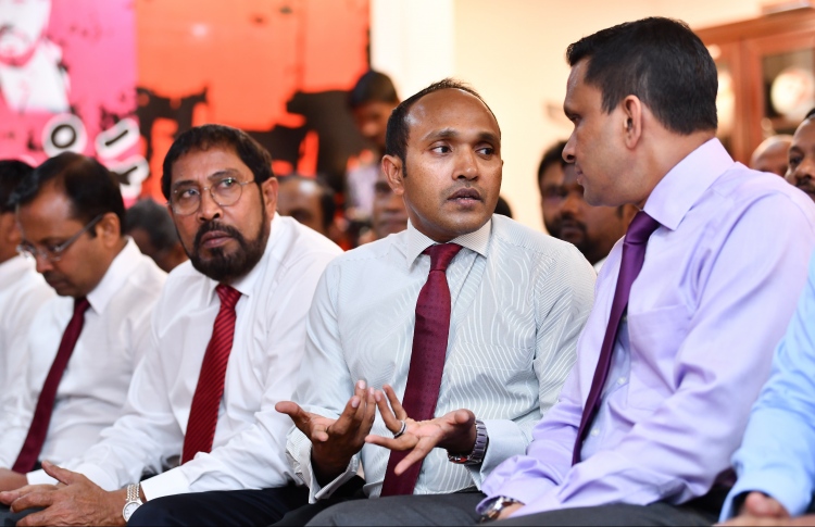 ސިޔާސީ މީހުން ޝަރުއީ ނިޒާމުން އެއް ފަރާތް ވާން ޖެހޭ