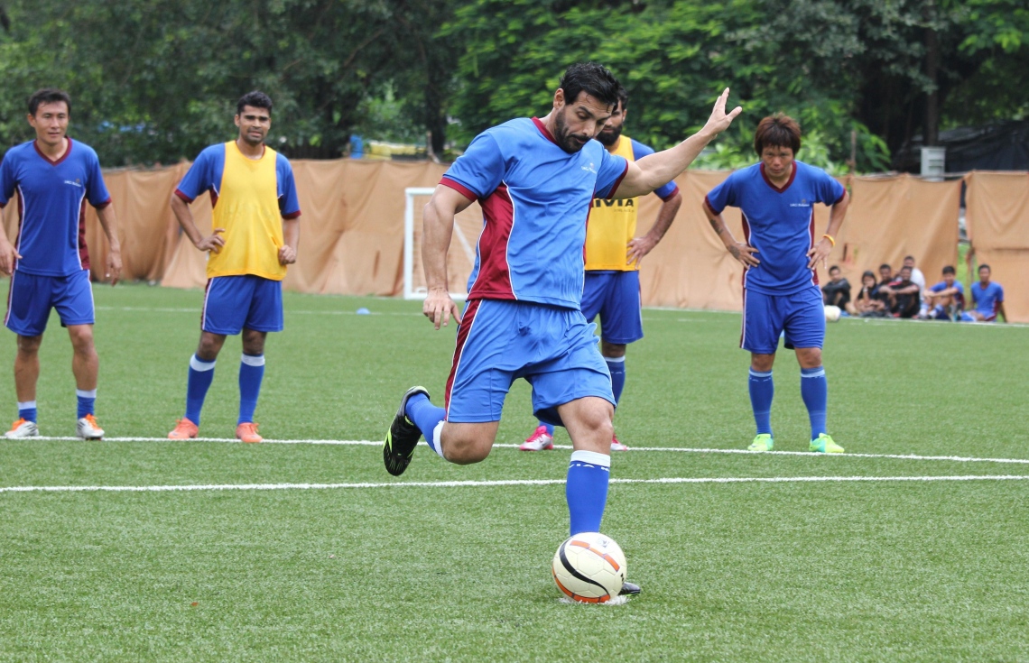 ޖޯން ފުޓްބޯޅަ ފިލްމެއް ހަދަނީ