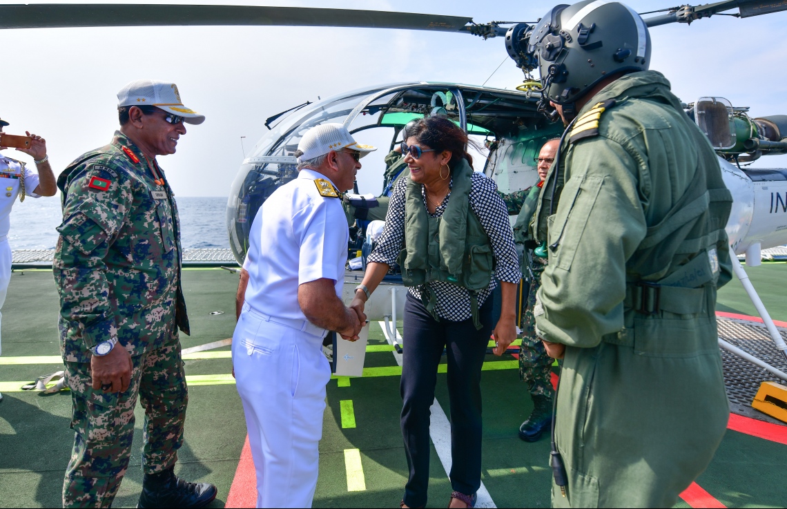 މާލެ: ނޮވެމްބަރު 27، 2018: އިންޑިޔާ އަދި ސްރީލަންކާއާ ގުޅިގެން ރާއްޖޭގައި ހިންގާ "ދޯސްތީ" ގެ ތަމްރީނުތައް ބައްލަވައި ލެއްވުމަށް، ޑިފެންސް މިނިސްޓަރު މާރިޔާ އަހުމަދު ދީދީ ހެލިކޮޕްޓަރުން ފައިބައި ވަޑައިގެން ބައެއް އިސްބޭފުޅުންނާއި ސަލާމް ކުރައްވަނީ.-- ފޮޓޯ: ނިޝާން އަލީ /މިހާރު