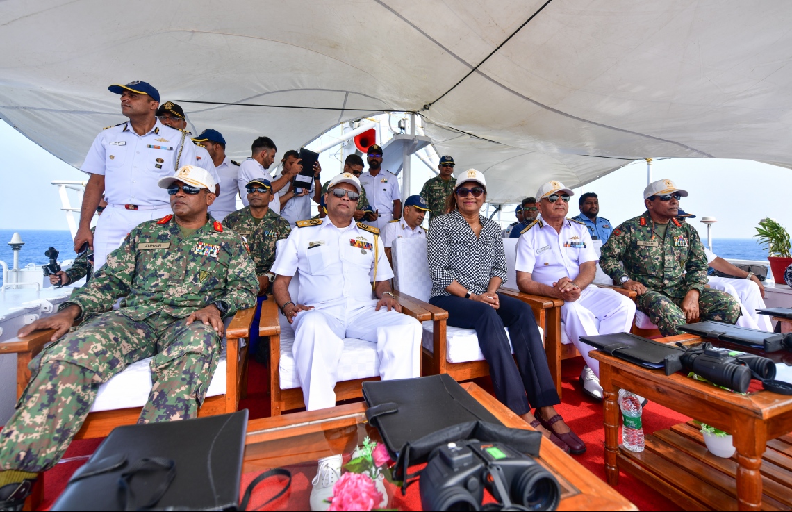 މާލެ: ނޮވެމްބަރު 27، 2018: އިންޑިޔާ އަދި ސްރީލަންކާއާ ގުޅިގެން ރާއްޖޭގައި ހިންގާ "ދޯސްތީ" ގެ ތަމްރީނުތައް ބައްލަވައި ލެއްވުމަށް ޑިފެންސް މިނިސްޓަރު މާރިޔާ އަހުމަދު ދީދީ ބައިވެރިވެ ވަޑައިގަންނަވަނީ.-- ފޮޓޯ: ނިޝާން އަލީ /މިހާރު