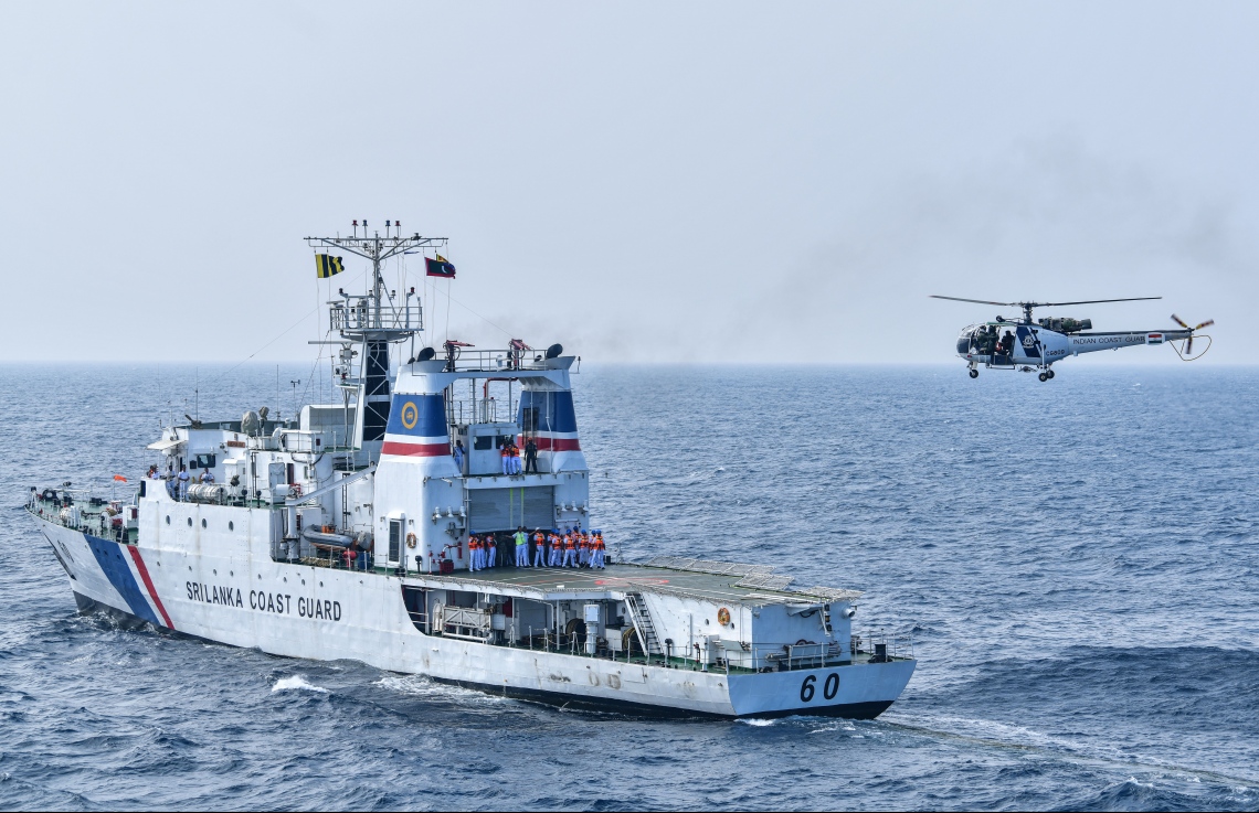 މާލެ: ނޮވެމްބަރު 27، 2018: އިންޑިޔާ އަދި ސްރީލަންކާއާ ގުޅިގެން ރާއްޖޭގައި ހިންގާ "ދޯސްތީ" ގެ ތަމްރީނުތަކުގައި ބައިވެރިވި ހެލިކޮޕްޓަރަކާއި މަނަވަރެއް.-- ފޮޓޯ: ނިޝާން އަލީ /މިހާރު