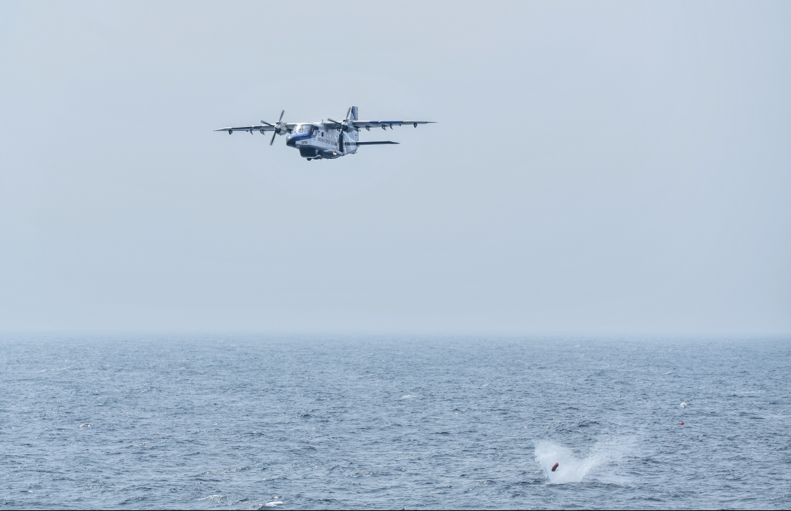 މާލެ: ނޮވެމްބަރު 27، 2018: އިންޑިޔާ އަދި ސްރީލަންކާއާ ގުޅިގެން ރާއްޖޭގައި ހިންގާ "ދޯސްތީ" ގެ ތަމްރީނުތަކުގައި ބައިވެރިވި އިންޑިއާ މަތިންދާ ބޯޓަކުން ލައިފް ގާޑް ބޯޓެއް ކަނޑަށް ވައްޓާލަނީ.-- ފޮޓޯ: ނިޝާން އަލީ /މިހާރު