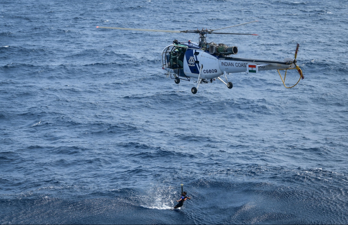 މާލެ: ނޮވެމްބަރު 27، 2018: އިންޑިޔާ އަދި ސްރީލަންކާއާ ގުޅިގެން ރާއްޖޭގައި ހިންގާ "ދޯސްތީ" ގެ ތަމްރީނުތަކުގައި ބައިވެރިވި ހެލިކޮޕްޓަރަކުން ކަނޑަށް ވެއްޓިފައި އޮތް މީހަކު ސަލާމަތް ކުރަނީ.-- ފޮޓޯ: ނިޝާން އަލީ /މިހާރު