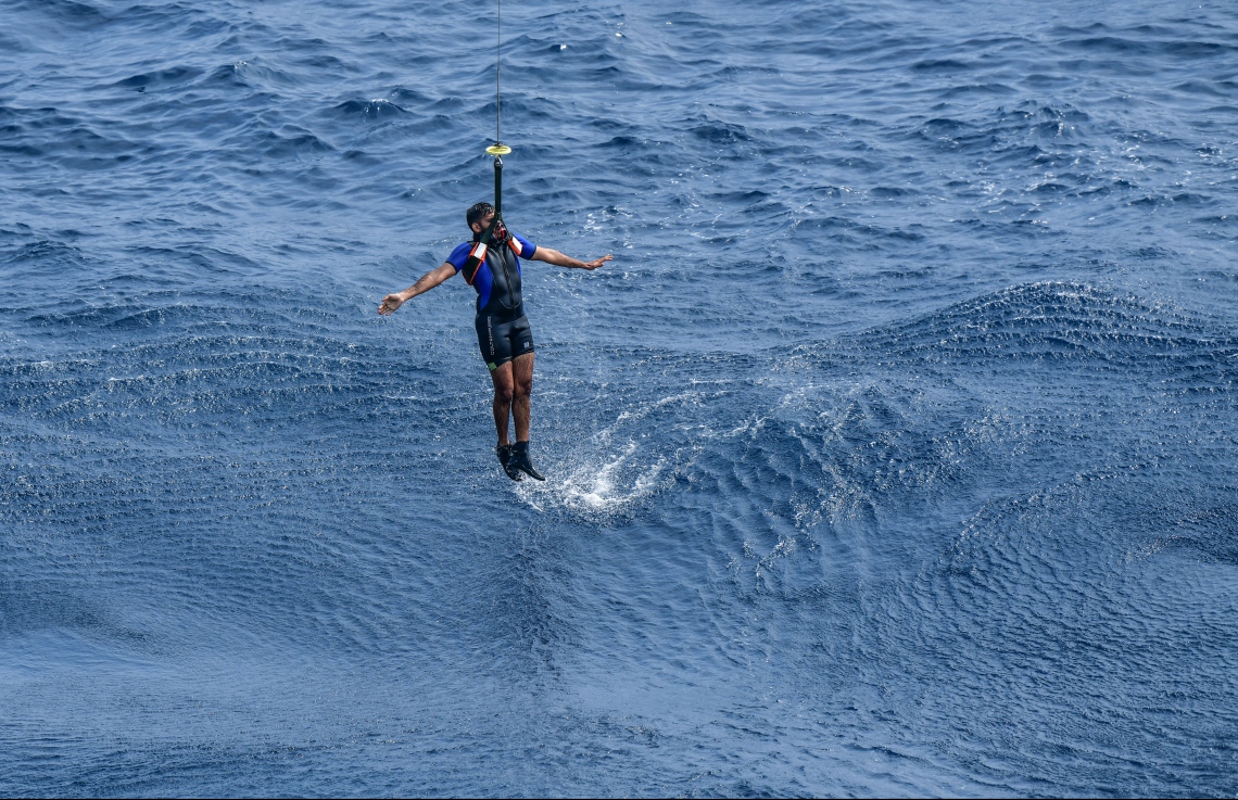 މާލެ: ނޮވެމްބަރު 27، 2018: އިންޑިޔާ އަދި ސްރީލަންކާއާ ގުޅިގެން ރާއްޖޭގައި ހިންގާ "ދޯސްތީ" ގެ ތަމްރީނުތަކުގައި ބައިވެރިވި ހެލިކޮޕްޓަރަކުން ކަނޑަށް ވެއްޓިފައި އޮތް މީހަކު ސަލާމަތް ކުރަނީ.-- ފޮޓޯ: ނިޝާން އަލީ /މިހާރު