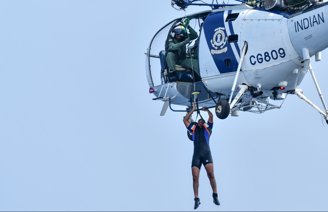 މާލެ: ނޮވެމްބަރު 27، 2018: އިންޑިޔާ އަދި ސްރީލަންކާއާ ގުޅިގެން ރާއްޖޭގައި ހިންގާ "ދޯސްތީ" ގެ ތަމްރީނުތަކުގައި ބައިވެރިވި ހެލިކޮޕްޓަރަކުން ކަނޑަށް ވެއްޓުނު މީހަކު ސަލާމަތް ކުރަނީ.-- ފޮޓޯ: ނިޝާން އަލީ /މިހާރު