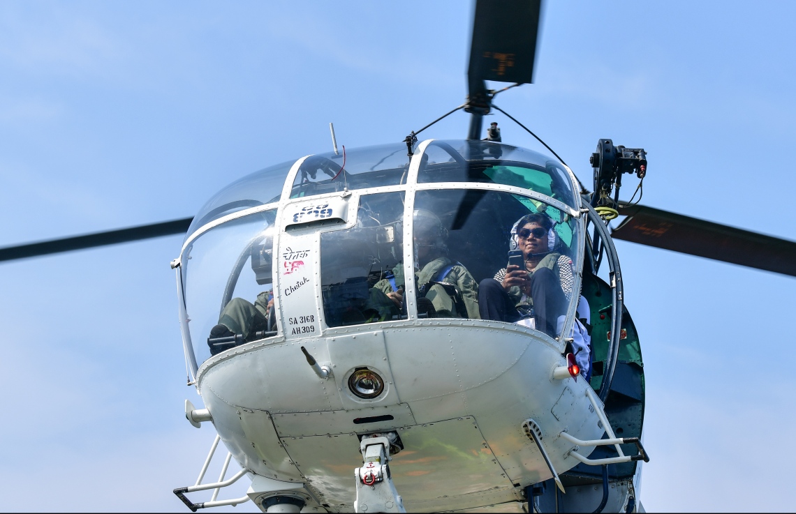 މާލެ: ނޮވެމްބަރު 27، 2018: އިންޑިޔާ އަދި ސްރީލަންކާއާ ގުޅިގެން ރާއްޖޭގައި ހިންގާ "ދޯސްތީ" ގެ ތަމްރީނުތައް ބައްލަވައި ލެއްވުމަށް، ޑިފެންސް މިނިސްޓަރު މާރިޔާ އަހުމަދު ދީދީ ހެލިކޮޕްޓަރުގައި.-- ފޮޓޯ: ނިޝާން އަލީ /މިހާރު