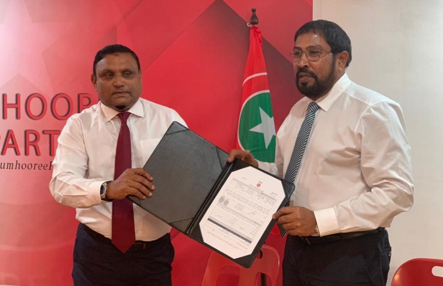 މެމްބަރު ހުސައިން މަނިކު ޖޭޕީއަށް ސޮއިކުރެއްވުމަށް ފަހު، އޭނާގެ ފޯމު އެ ޕާޓީގެ ލީޑަރު ގާސިމް އިބްރާހީމަށް އަރުވަނީ.---ފޮޓޯ: ޖޭޕީ