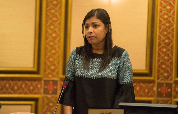 ނެޕީން ޓެކްސް ނެގުން ހުއްޓާލަން ޖެހޭ: ރޮޒެއިނާ