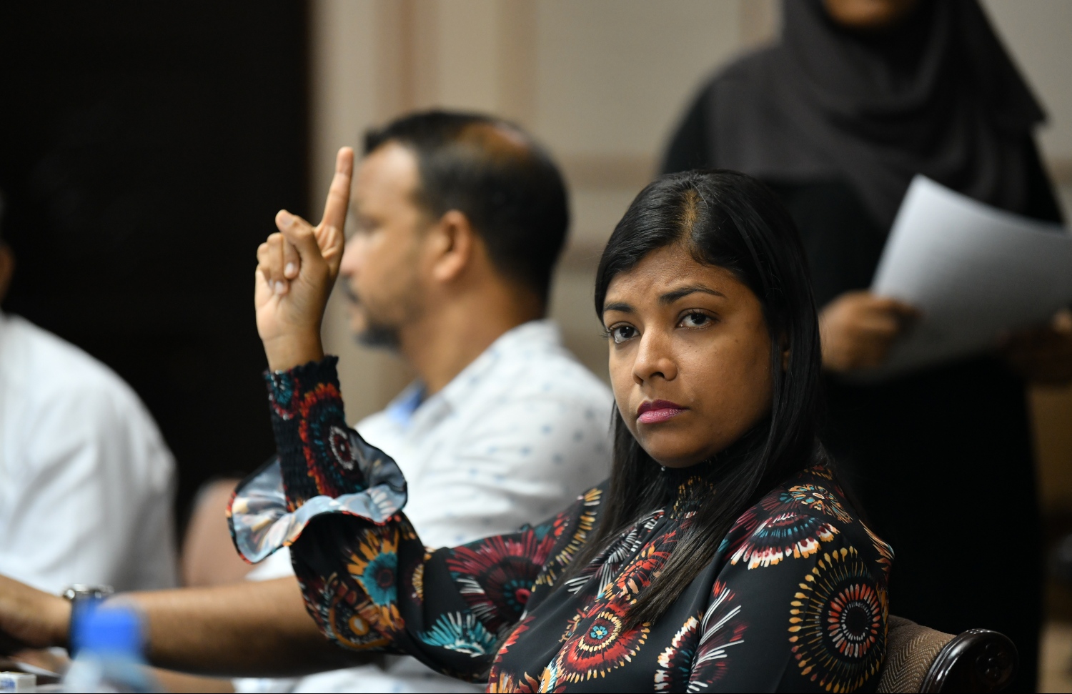 ކޮމިޓީގެ މިއަދުގެ ބައްދަލުވުމުގައި އައްޑޫ މީދޫ ދާއިރާގެ މެމްބަރު ރޮޒެއިނާ އާދަމް އަތް މައްޗަށް ހިއްލައިގެން. --- ފޮޓޯ: ހުސެއިން ވަހީދު/ މިހާރު