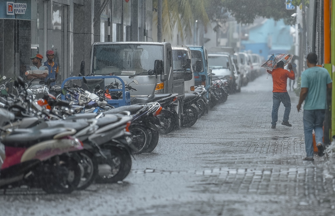 މާލެ: ނޮވެމްބަރ 29، 2018- މާލެއަށް މިއަދު ހެނދުނު ވެހުނު ބޯ ވާރޭ ތެރޭގައި ބަޔަކު ހިނގާފައި ދަނީ.---ފޮޓޯ: އަހުމަދު ނިޝާތު/މިހާރު