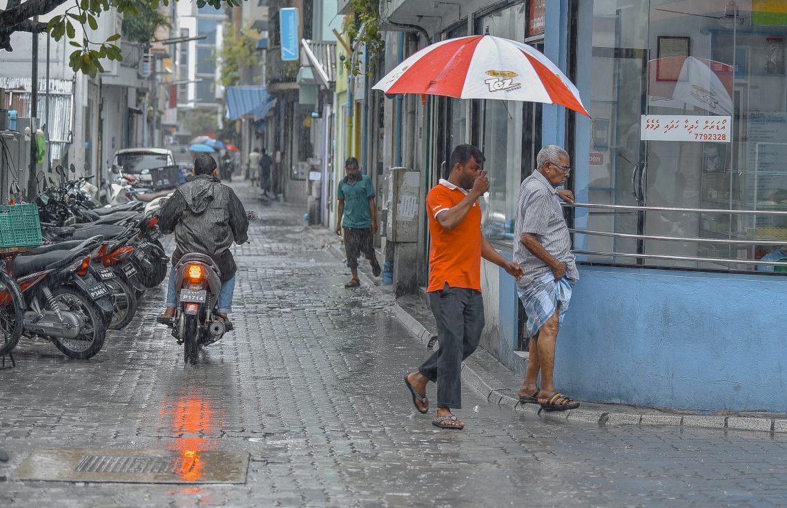 މާލެ: ނޮވެމްބަރ 29، 2018- މާލެއަށް މިއަދު ވެހުނު ބޯ ވާރޭގެ ތެރޭގައި، އުމުރުން ދުވަސްވީ މީހަކު ގޮވައިގެން މީހަކު ކުޑަ އަޅައިގެން ދަނީ.---ފޮޓޯ: އަހުމަދު ނިޝާތު/މިހާރު