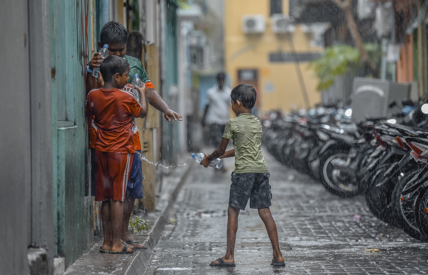 މާލެއަށް ވިއްސާރަކުރި ދުވަހެއްގައި ކުޑަކުދިންތަކެއް މަގުމަތީގައި ވާރެއާ ތެމެނީ.-- ފޮޓޯ: މިހާރު