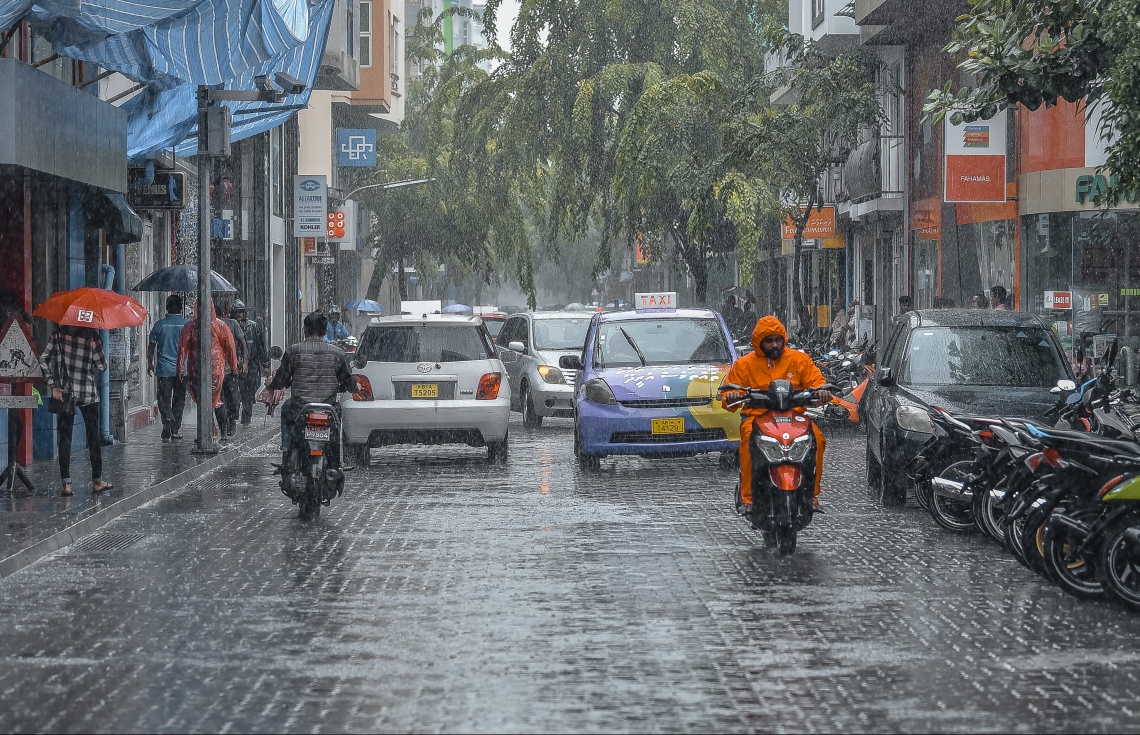 މާލެ: ނޮވެމްބަރު 29، 2018- މާލެއަށް މިއަދު ހެނދުނު ވެހުނު ބޯ ވާރޭ ތެރޭގައި ބަޔަކު ވެހިކަލްތަކުގައި ދަނީ.---ފޮޓޯ: އަހުމަދު ނިޝާތު/މިހާރު