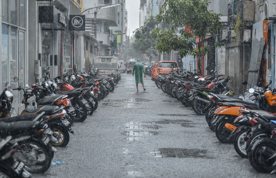 މާލެ: ނޮވެމްބަރ 29، 2018- މާލެއަށް މިއަދު ހެނދުނު ވެހުނު ބޯ ވާރޭ ތެރޭގައި މީހަކު ހިނގާފައި ދަނީ.---ފޮޓޯ: އަހުމަދު ނިޝާތު/މިހާރު