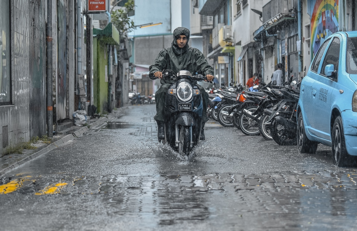 މާލެ: ނޮވެމްބަރ 29، 2018- މާލެއަށް މިއަދު ވެހުނު ބޯ ވާރޭގައި، ފެންބޮޑުވެފައިވާ މަގަކުން މީހަކު ސައިކަލްގައި ދަނީ.---ފޮޓޯ: އަހުމަދު ނިޝާތު/މިހާރު