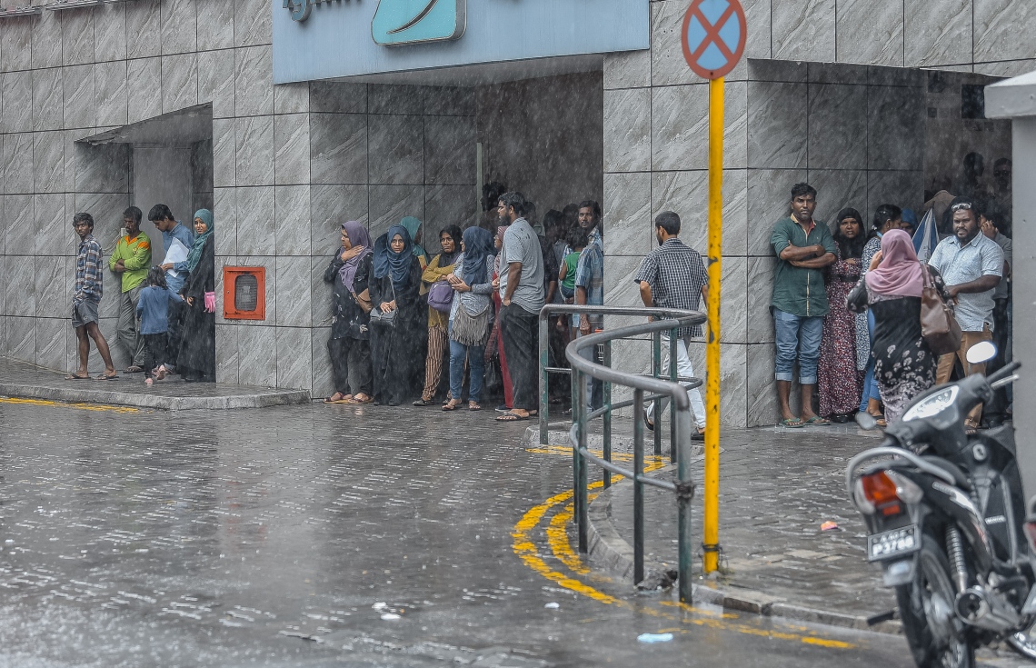 މާލެ: ނޮވެމްބަރު 29، 2018- މާލެއަށް މިއަދު ހެނދުނު މާލެއަށް ވެހުނު ބޯ ވާރޭ ހުއްޓައިލަންދެން އައިޖީއެމްއެޗު ކައިރީގައި ބަޔަކު މަޑުކޮށްލައިގެން.---ފޮޓޯ: އަހުމަދު ނިޝާތު/މިހާރު