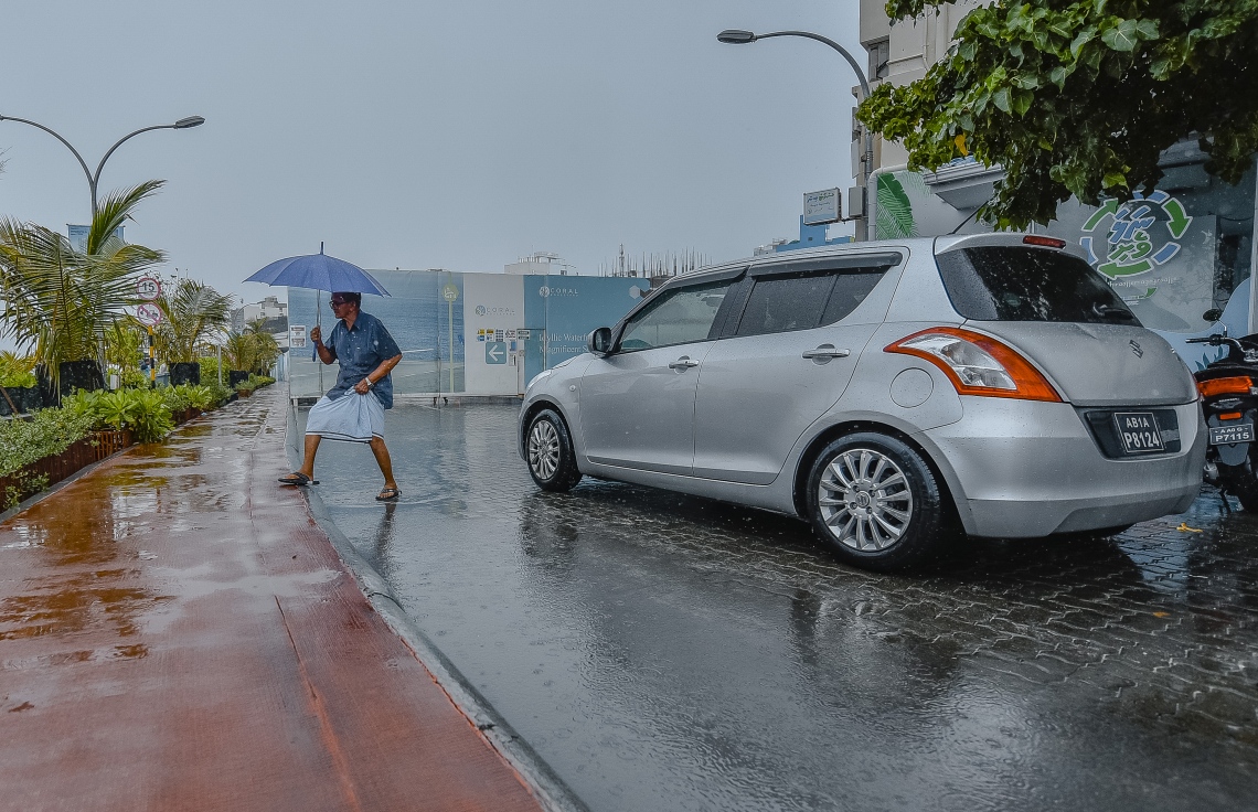 މާލެ: ނޮވެމްބަރު 29، 2018- މާލެއަށް މިއަދު ވެހުނު ބޯ ވާރޭގައި، އައިޖީއެމްއެޗުގެ ފުރަގަސްމަގުގައި ފެންބޮޑުވެފައިވާއިރު އެ މަގުން ކާރެއް ދުއްވާފައި ދަނީ.---ފޮޓޯ: އަހުމަދު ނިޝާތު/މިހާރު