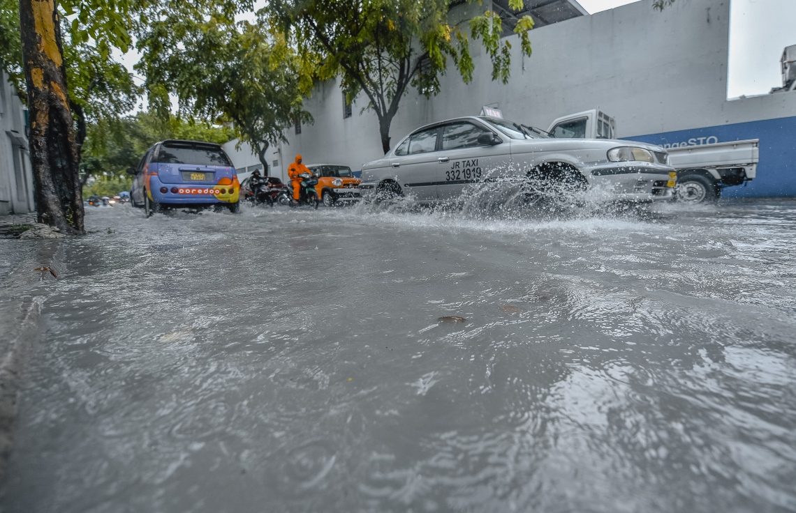 މާލެ: ނޮވެމްބަރ 29، 2018- މާލެއަށް މިއަދު ވެހުނު ބޯ ވާރޭގައި، އަމީނީމަގުގައި ފެންބޮޑުވެފައިވާއިރު އެ މަގުން ދެ ކާރެއް ދުއްވާފައި ދަނީ.---ފޮޓޯ: އަހުމަދު ނިޝާތު/މިހާރު