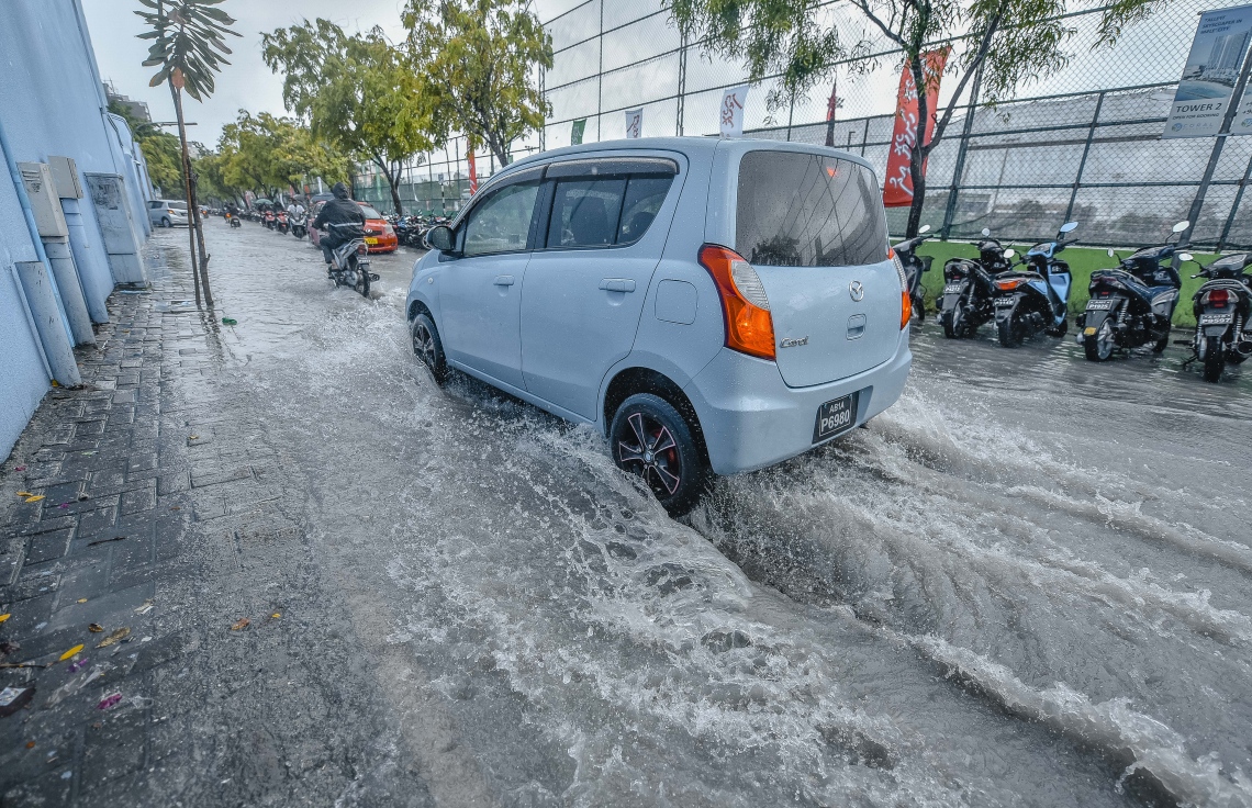 މާލެ: ނޮވެމްބަރ 29، 2018- މާލެއަށް މިއަދު ވެހުނު ބޯ ވާރޭގައި، އަމީނީމަގުގައި ފެންބޮޑުވެފައިވާއިރު އެ މަގުން ކާރެއް ދުއްވާފައި ދަނީ.---ފޮޓޯ: އަހުމަދު ނިޝާތު/މިހާރު