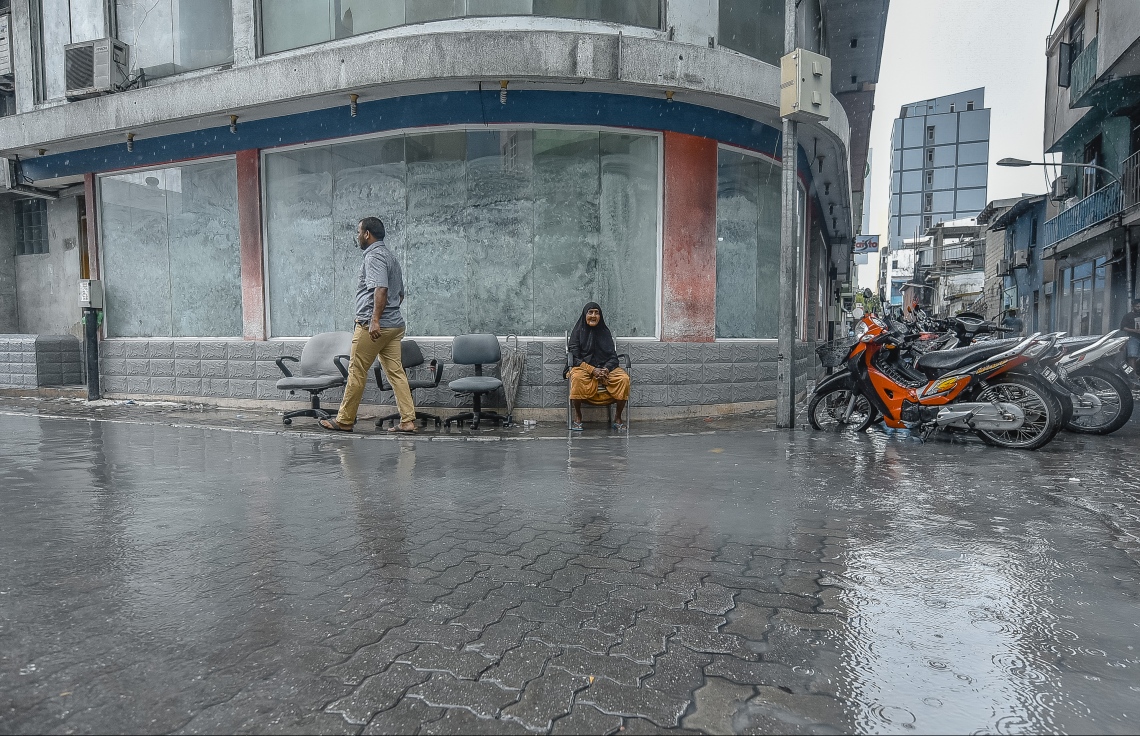 މާލެ: ނޮވެމްބަރ 29، 2018- މާލެއަށް މިއަދު ވެހުނު ވާރޭގައި، އުމުރުން ދުވަސްވީ މީހަކު، ޕޭވްމަންޓް މަތީގައި ބަހައްޓާފައި ހުރި ގޮނޑިއެއްގައި އިށީނދެގެން.---ފޮޓޯ: އަހުމަދު ނިޝާތު/މިހާރު