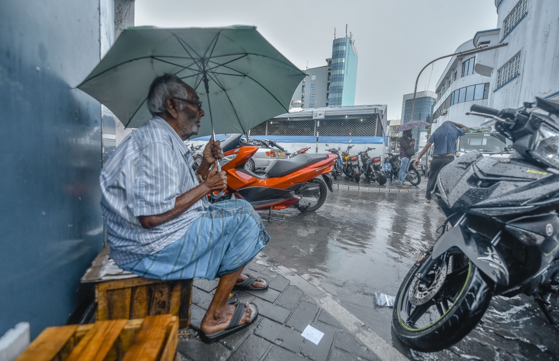 މާލެ: ނޮވެމްބަރ 29، 2018- މާލެއަށް މިއަދު ވެހުނު ބޯ ވާރޭގައި، އުމުރުން ދުވަސްވީ މީހަކު ކުޑަ އަޅައިގެން ޕޭވްމަންޓް މަތީގައި ބަހައްޓާފައި ހުރި ގޮނޑިއެއްގައި އިށީނދެގެން.---ފޮޓޯ: އަހުމަދު ނިޝާތު/މިހާރު