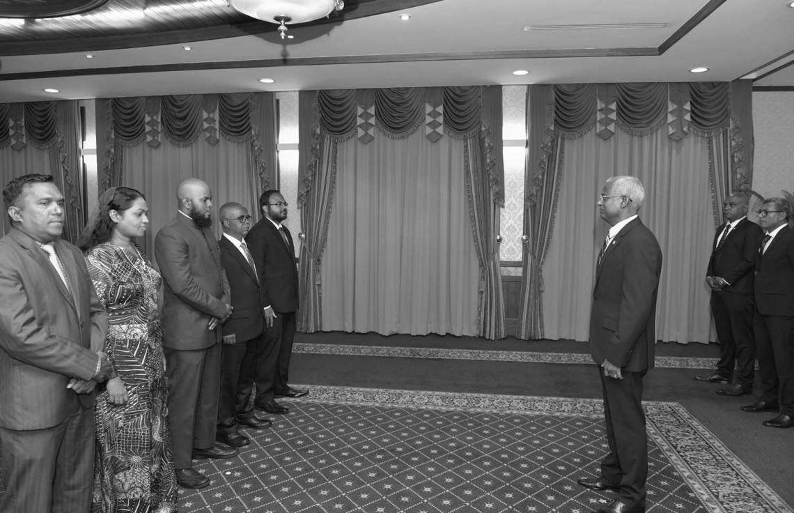 މާލެ: ނޮވެމްބަރު 29، 2018- ރައީސް އިބްރާހިމް މުހައްމަދު ސޯލިހްގެ ސަރުކާރުގެ ފަސް މިނިސްޓްރީއަކަށް މިއަދު އައްޔަން ކުރެއްވި ސްޓޭޓް މިނިސްޓަރުންނަށް މަގާމުގެ ފަތްކޮޅު ހަވާލުކުރެއްވުމުގެ ރަސްމިއްޔާތުގެ ތެރެއިން: (ކ-ވ) އިކޮނޮމިކް މިނިސްޓްރީގެ ސްޓޭޓް މިނިސްޓަރު މުހައްމަދު އިޔާދު ހަމީދު، ފިޝަރީޒް މިނިސްޓްރީގެ ސްޓޭޓް މިނިސްޓަރު ހަސަން ރަޝީދު، އިސްލާމިކް މިނިސްޓްރީގެ ސްޓޭޓް މިނިސްޓަރު ޝައިހް އިލްޔާސް ޖަމާލް، ޖެންޑާ މިނިސްޓްރީގެ ސްޓޭޓް މިނިސްޓަރު އާއިޝަތު ރަޝީދާ އަދި އެންވަޔަރުމަންޓް މިނިސްޓްރީގެ ސްޓޭޓް މިނިސްޓަރު އަހުމަދު މުޖުތަބާ.---ފޮޓޯ: ރައީސް އޮފީސް