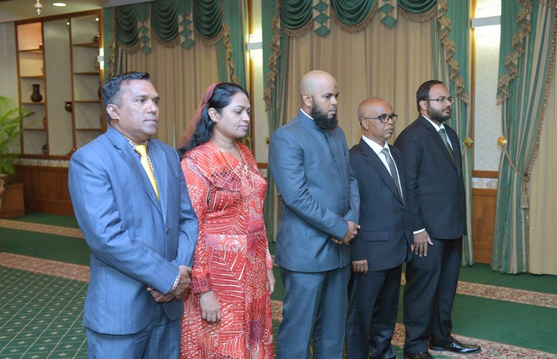 މާލެ: ނޮވެމްބަރު 29، 2018- ރައީސް އިބްރާހިމް މުހައްމަދު ސޯލިހްގެ ސަރުކާރުގެ ފަސް މިނިސްޓްރީއަކަށް މިއަދު އައްޔަން ކުރެއްވި ސްޓޭޓް މިނިސްޓަރުންނަށް މަގާމުގެ ފަތްކޮޅު ހަވާލުކުރެއްވުމުގެ ރަސްމިއްޔާތުގެ ތެރެއިން: (ކ-ވ) އިކޮނޮމިކް މިނިސްޓްރީގެ ސްޓޭޓް މިނިސްޓަރު މުހައްމަދު އިޔާދު ހަމީދު، ފިޝަރީޒް މިނިސްޓްރީގެ ސްޓޭޓް މިނިސްޓަރު ހަސަން ރަޝީދު، އިސްލާމިކް މިނިސްޓްރީގެ ސްޓޭޓް މިނިސްޓަރު ޝައިހް އިލްޔާސް ޖަމާލް، ޖެންޑާ މިނިސްޓްރީގެ ސްޓޭޓް މިނިސްޓަރު އާއިޝަތު ރަޝީދާ އަދި އެންވަޔަރުމަންޓް މިނިސްޓްރީގެ ސްޓޭޓް މިނިސްޓަރު އަހުމަދު މުޖުތަބާ.---ފޮޓޯ: ރައީސް އޮފީސް