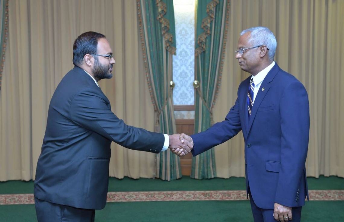 މާލެ: ނޮވެމްބަރު 29، 2018- ރައީސް އިބްރާހިމް މުހައްމަދު ސޯލިހް، އިކޮނޮމިކް މިނިސްޓްރީގެ ސްޓޭޓް މިނިސްޓަރުކަމަށް އިޔާދު ހަމީދު އައްޔަން ކުރައްވައި އޭނާ އަށް މަގާމުގެ ފަތްކޮޅު ދެއްވުމުގެ ކުރިން، ރައީސް ސަލާމް ކުރައްވަނީ.---ފޮޓޯ: ރައީސް އޮފީސް