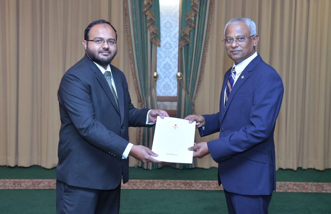 މާލެ: ނޮވެމްބަރު 29، 2018- ރައީސް އިބްރާހިމް މުހައްމަދު ސޯލިހް، އިކޮނޮމިކް މިނިސްޓްރީގެ ސްޓޭޓް މިނިސްޓަރުކަމަށް އިޔާދު ހަމީދު އައްޔަން ކުރައްވައި އޭނާ އަށް މަގާމުގެ ފަތްކޮޅު ދެއްވަނީ.---ފޮޓޯ: ރައީސް އޮފީސް