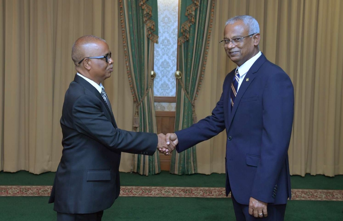 މާލެ: ނޮވެމްބަރު 29، 2018- ރައީސް އިބްރާހިމް މުހައްމަދު ސޯލިހް، ފިޝަރީޒް މިނިސްޓްރީގެ ސްޓޭޓް މިނިސްޓަރުކަމަށް ހަސަން ރަޝީދު އައްޔަން ކުރައްވައި އޭނާ އަށް މަގާމުގެ ފަތްކޮޅު ދެއްވުމުގެ ކުރިން، ރައީސް ސަލާމް ކުރައްވަނީ.---ފޮޓޯ: ރައީސް އޮފީސް