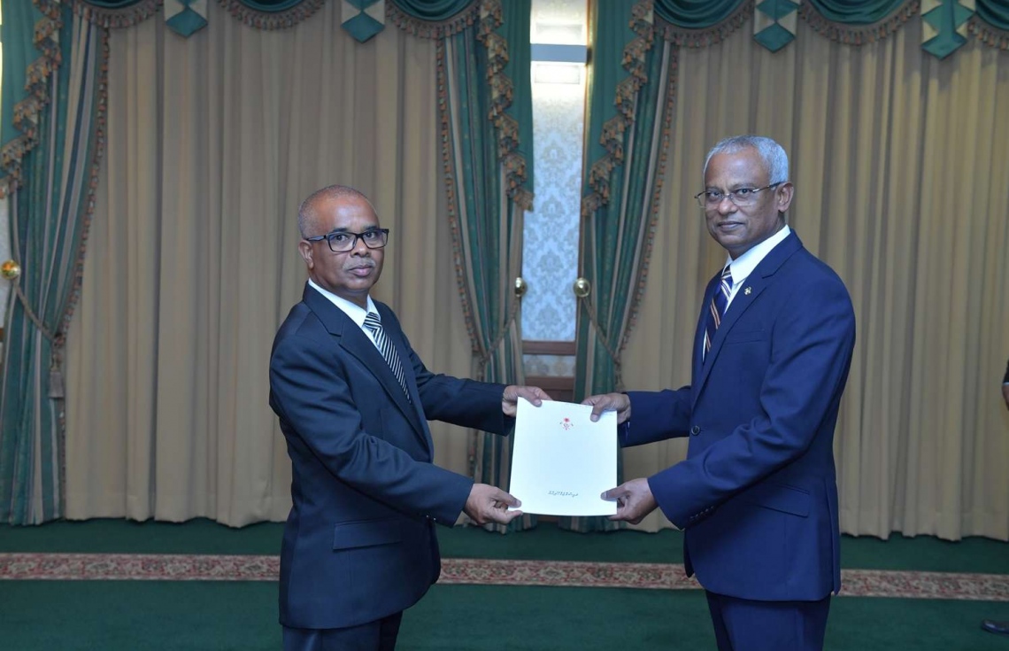 މާލެ: ނޮވެމްބަރު 29، 2018- ރައީސް އިބްރާހިމް މުހައްމަދު ސޯލިހް، ފިޝަރީޒް މިނިސްޓްރީގެ ސްޓޭޓް މިނިސްޓަރުކަމަށް ހަސަން ރަޝީދާ އައްޔަން ކުރައްވައި އޭނާ އަށް މަގާމުގެ ފަތްކޮޅު ދެއްވަނީ.---ފޮޓޯ: ރައީސް އޮފީސް