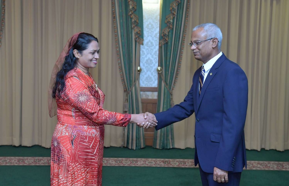 މާލެ: ނޮވެމްބަރު 29، 2018- ރައީސް އިބްރާހިމް މުހައްމަދު ސޯލިހް، ޖެންޑާ މިނިސްޓްރީގެ ސްޓޭޓް މިނިސްޓަރުކަމަށް އާއިޝަތު ރަޝީދާ އައްޔަން ކުރައްވައި އޭނާ އަށް މަގާމުގެ ފަތްކޮޅު ދެއްވުމުގެ ކުރިން، ރައީސް ސަލާމް ކުރައްވަނީ.---ފޮޓޯ: ރައީސް އޮފީސް