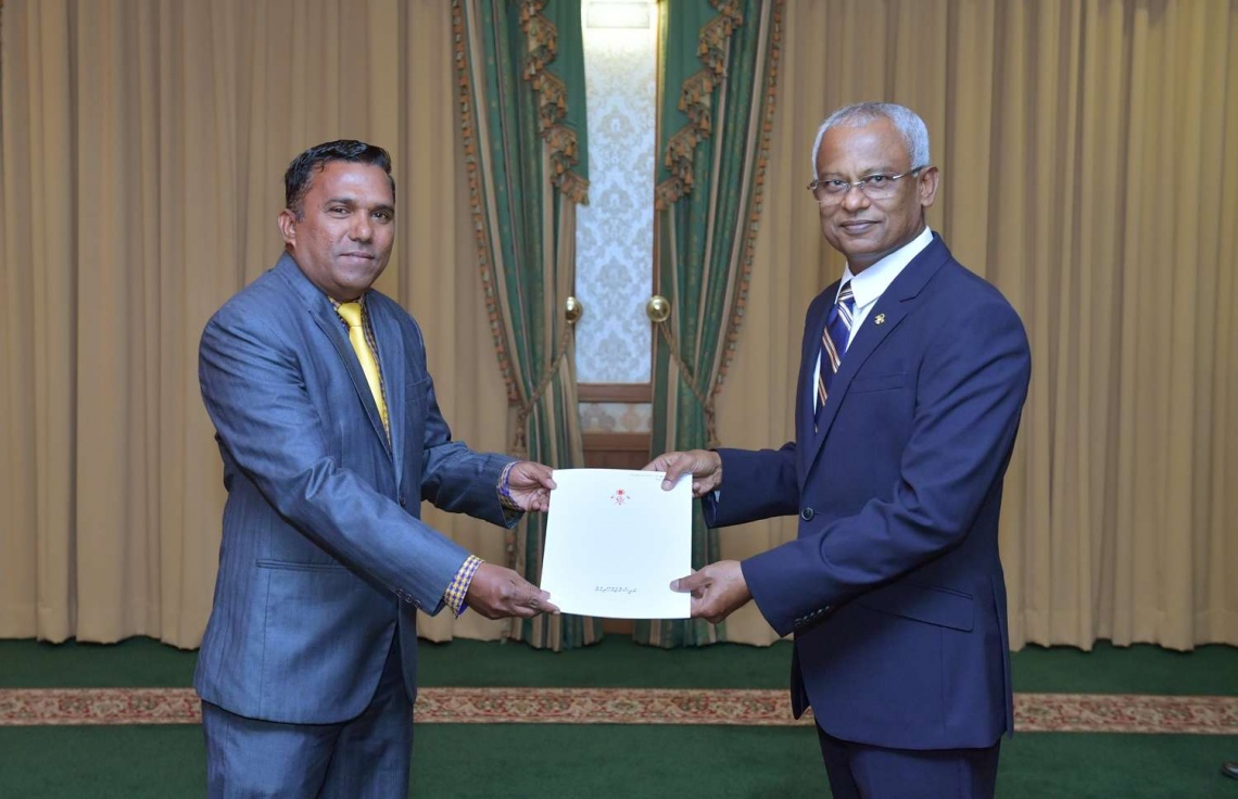 މާލެ: ނޮވެމްބަރު 29، 2018- ރައީސް އިބްރާހިމް މުހައްމަދު ސޯލިހް، އެންވަޔަރުމަންޓް މިނިސްޓްރީގެ ސްޓޭޓް މިނިސްޓަރުކަމަށް އަހުމަދު މުޖުތަބާ އައްޔަން ކުރައްވައި އޭނާ އަށް މަގާމުގެ ފަތްކޮޅު ދެއްވަނީ.---ފޮޓޯ: ރައީސް އޮފީސް