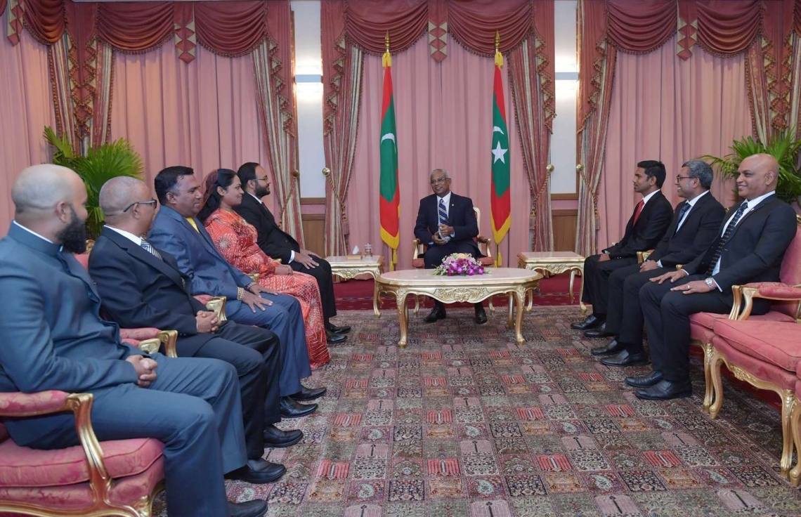 މާލެ: ނޮވެމްބަރު 29، 2018- ރައީސް އިބްރާހިމް މުހައްމަދު ސޯލިހްގެ ސަރުކާރުގެ ފަސް މިނިސްޓްރީއަކަށް ސްޓޭޓް މިނިސްޓަރުން އައްޔަން ކުރެއްވުމަށް ފަހު، އެ ބޭފުޅުންނާ ބައްދަލުކުރައްވަނީ.---ފޮޓޯ: ރައީސް އޮފީސް