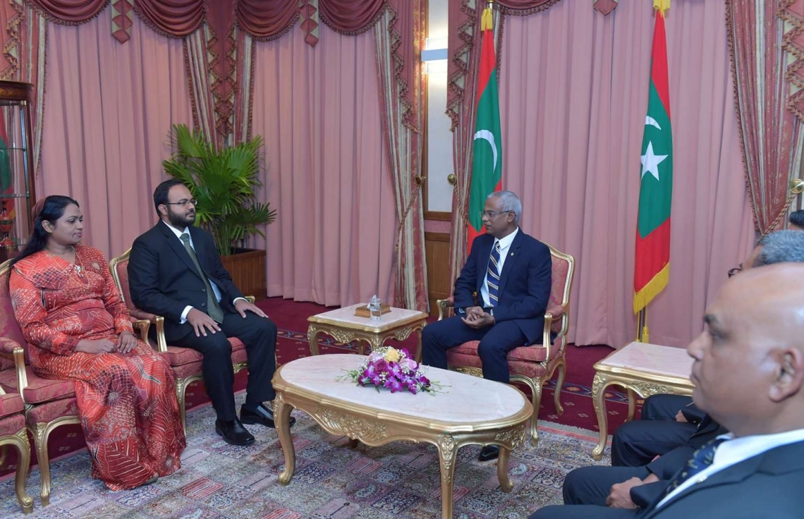 މާލެ: ނޮވެމްބަރު 29، 2018- ރައީސް އިބްރާހިމް މުހައްމަދު ސޯލިހްގެ ސަރުކާރުގެ ފަސް މިނިސްޓްރީއަކަށް ސްޓޭޓް މިނިސްޓަރުން އައްޔަން ކުރެއްވުމަށް ފަހު، އެމަނިކުފާނު އެ ބޭފުޅުންނާ އެކު ބޭއްވެވި ބައްދަލުވުމުގެ ތެރެއިން: ފޮޓޯއިން ތިޔަ ފެންނަނީ (ކ-ވ) އިކޮނޮމިކް މިނިސްޓްރީގެ ސްޓޭޓް މިނިސްޓަރު މުހައްމަދު އިޔާދު ހަމީދު އަދި ޖެންޑާ މިނިސްޓްރީގެ ސްޓޭޓް މިނިސްޓަރު އާއިޝަތު ރަޝީދާ: އެ ދެ ބޭފުޅުންގެ އިތުރުން އެންވަޔަރުމަންޓް މިނިސްޓްރީގެ ސްޓޭޓް މިނިސްޓަރު އަހުމަދު މުޖުތަބާ، ފިޝަރީޒް މިނިސްޓްރީގެ ސްޓޭޓް މިނިސްޓަރު ހަސަން ރަޝީދު، އިސްލާމިކް އެފެއާޒް މިނިސްޓްރީގެ ސްޓޭޓް މިނިސްޓަރަކަށް ޝައިހް އިލްޔާސް ޖަމާލް ވެސް ރައީސް މިއަދު އައްޔަން ކުރެއްވި.---ފޮޓޯ: ރައީސް އޮފީސް