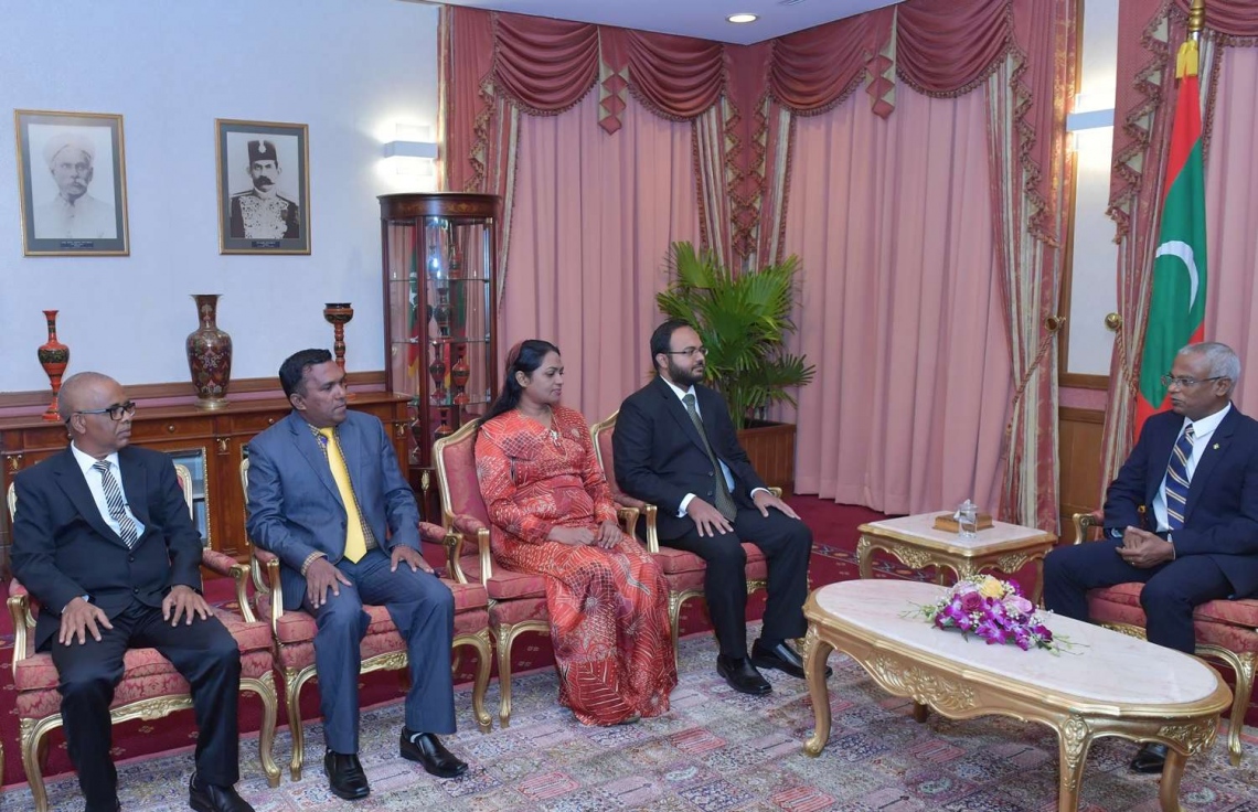 މާލެ: ނޮވެމްބަރު 29، 2018- ރައީސް އިބްރާހިމް މުހައްމަދު ސޯލިހްގެ ސަރުކާރުގެ ފަސް މިނިސްޓްރީއަކަށް  ސްޓޭޓް މިނިސްޓަރުން އައްޔަން ކުރެއްވުމަށް ފަހު، އެމަނިކުފާނު އެ ބޭފުޅުންނާ ބައްދަލުކުރައްވަނީ: ފޮޓޯއިން ތިޔަ ފެންނަނީ (ކ-ވ) އިކޮނޮމިކް މިނިސްޓްރީގެ ސްޓޭޓް މިނިސްޓަރު މުހައްމަދު އިޔާދު ހަމީދު، ޖެންޑާ މިނިސްޓްރީގެ ސްޓޭޓް މިނިސްޓަރު އާއިޝަތު ރަޝީދާ، އެންވަޔަރުމަންޓް މިނިސްޓްރީގެ ސްޓޭޓް މިނިސްޓަރު އަހުމަދު މުޖުތަބާ އަދި ފިޝަރީޒް މިނިސްޓްރީގެ ސްޓޭޓް މިނިސްޓަރު ހަސަން ރަޝީދު: މި ހަތަރު ބޭފުޅުންގެ އިތުރުން އިސްލާމިކް އެފެއާޒް މިނިސްޓްރީގެ ސްޓޭޓް މިނިސްޓަރަކަށް ޝައިހް އިލްޔާސް ޖަމާލް ވެސް ރައީސް މިއަދު އައްޔަން ކުރެއްވި.---ފޮޓޯ: ރައީސް އޮފީސް