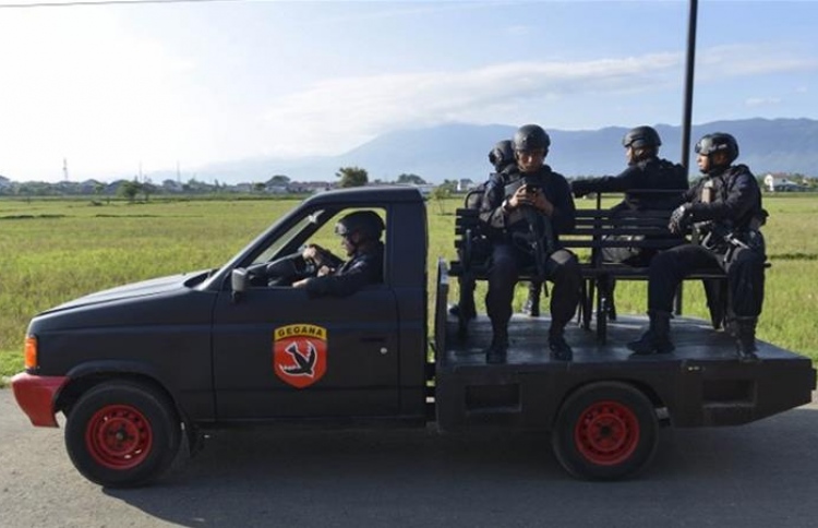 އިންޑޮނީޝިއާގެ ޖަލެއް ފަޅާލައި 90 މީހުން ފިލައިފި