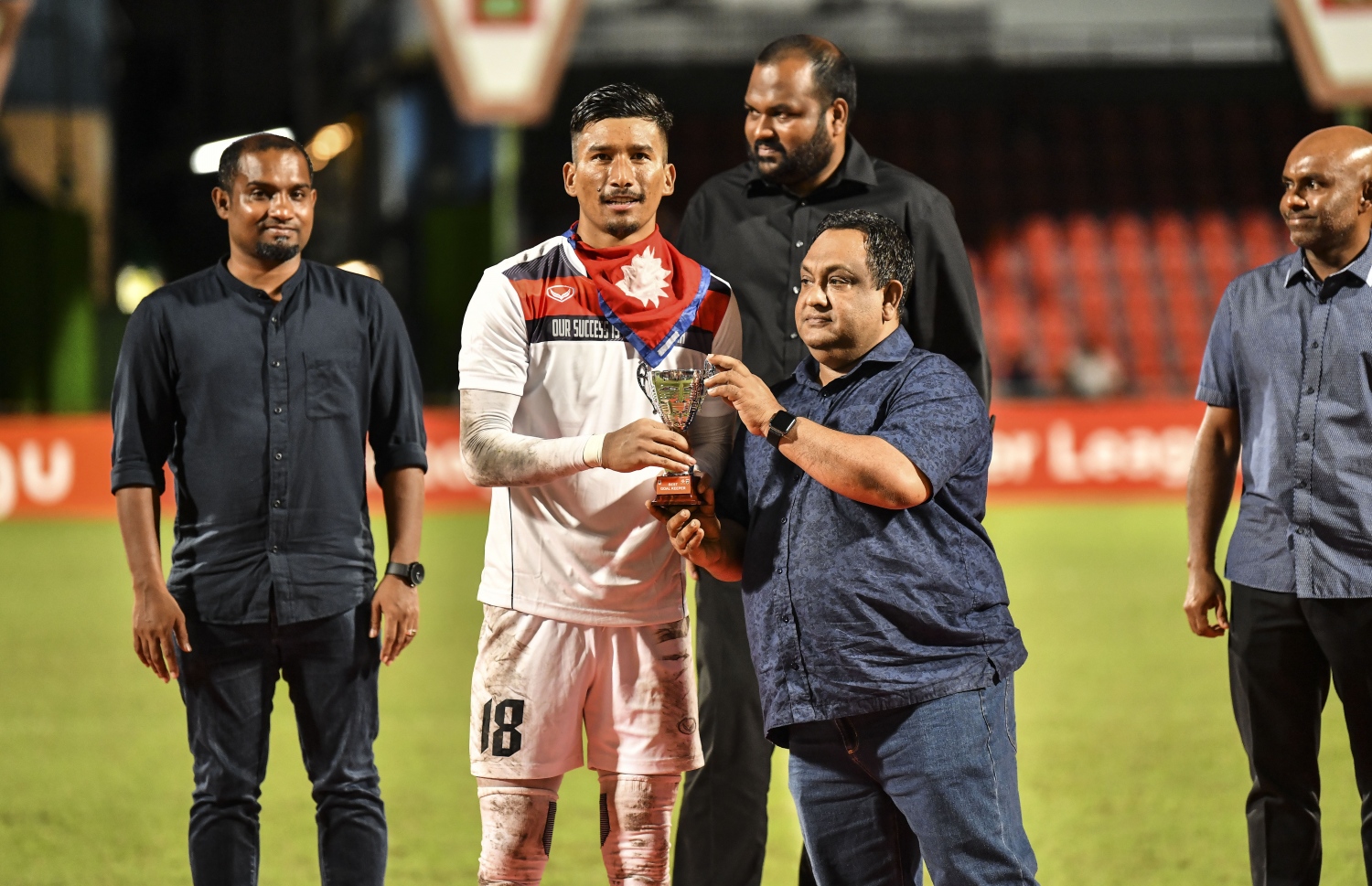 އެފްއޭއެމްގެ ސީނިއާ ނައިބު ރައީސް ޝަކީބް (ކ) އެންމެ މޮޅު ކީޕަރުގެ އެވޯޑް ކިރަންއާ ހަވާލުކުރަނީ. -- ފޮޓޯ: އަހުމަދު ނިޝާތު/ މިހާރު