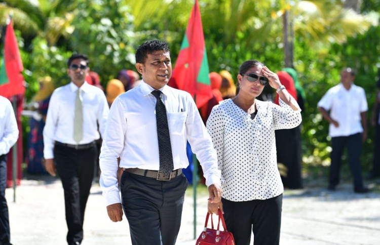 މިނިސްޓަރު އަސްލަމަށް އެއް ލައްކަ ޑޮލަރުގެ ރިޝްވަތެއް!