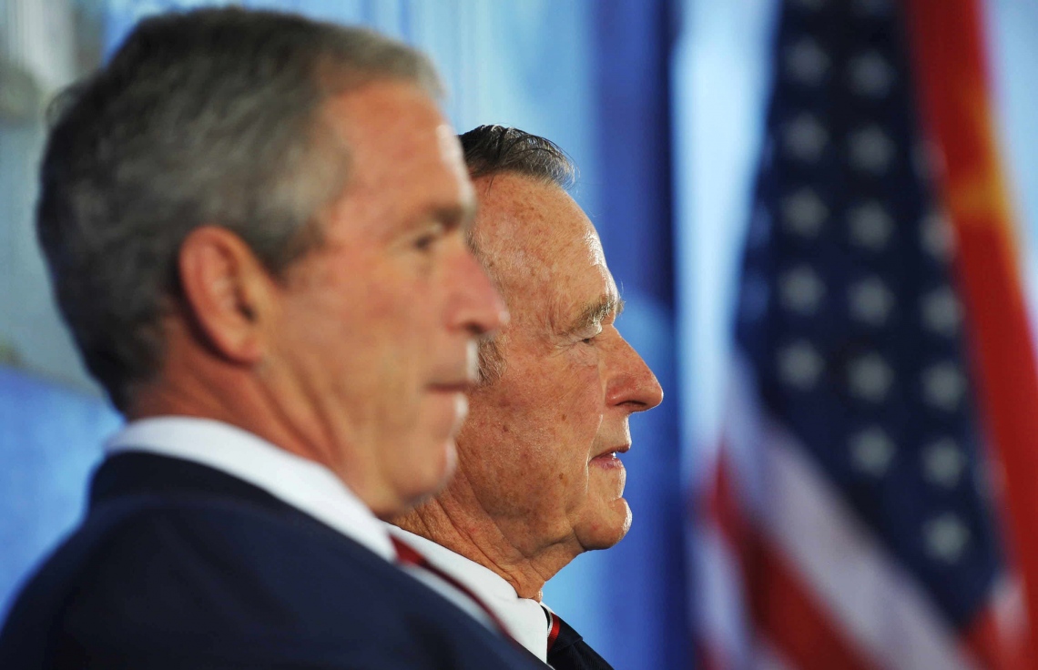 ޖޯޖް ބުޝް އާއި ދަރިކަލުން ޖޯޖް ޑަބްލިއު. ބުޝް (ވ) 2008 ވަނަ އަހަރު ފޮޓޯއަކަށް ހުއްޓިވަޑައިގެން. --ފޮޓޯ:އޭއެފްޕީ