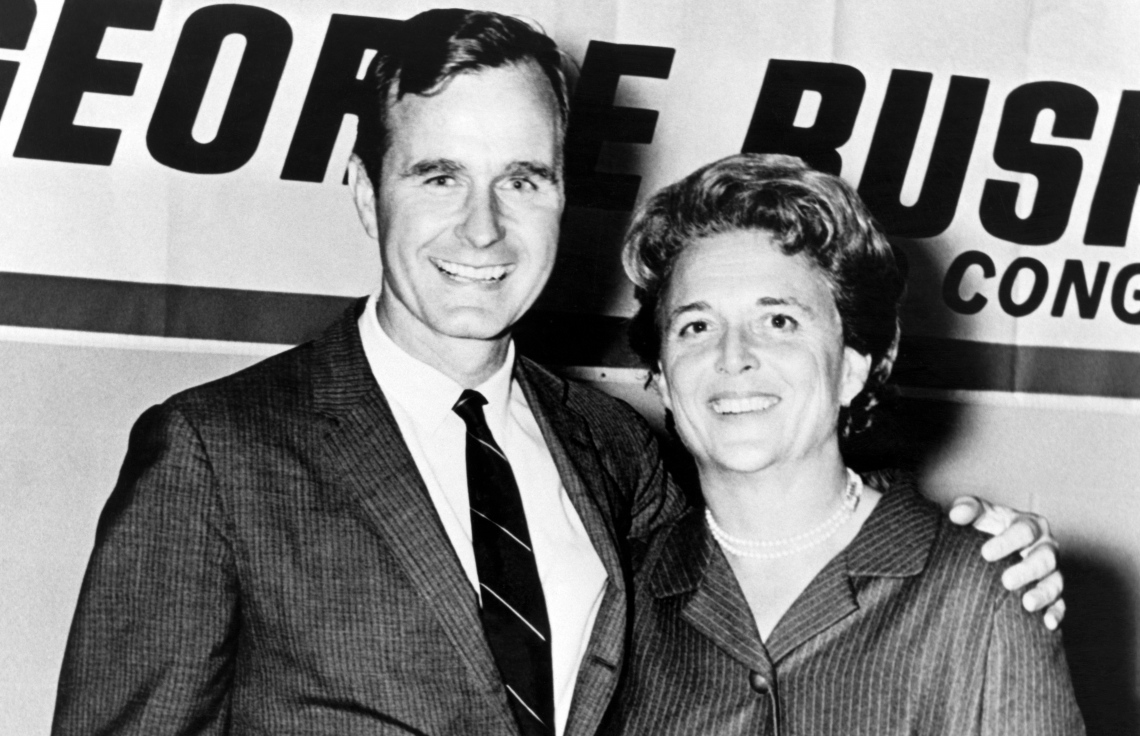 ޖޯޖް ބުޝް އާއި އަނބިކަނބަލުން ބާބަރާ ޖެނުއަރީ 1، 1960 ގައި ނަގާފައިވާ ފޮޓޯއެއް. --ފޮޓޯ:އޭއެފްޕީ