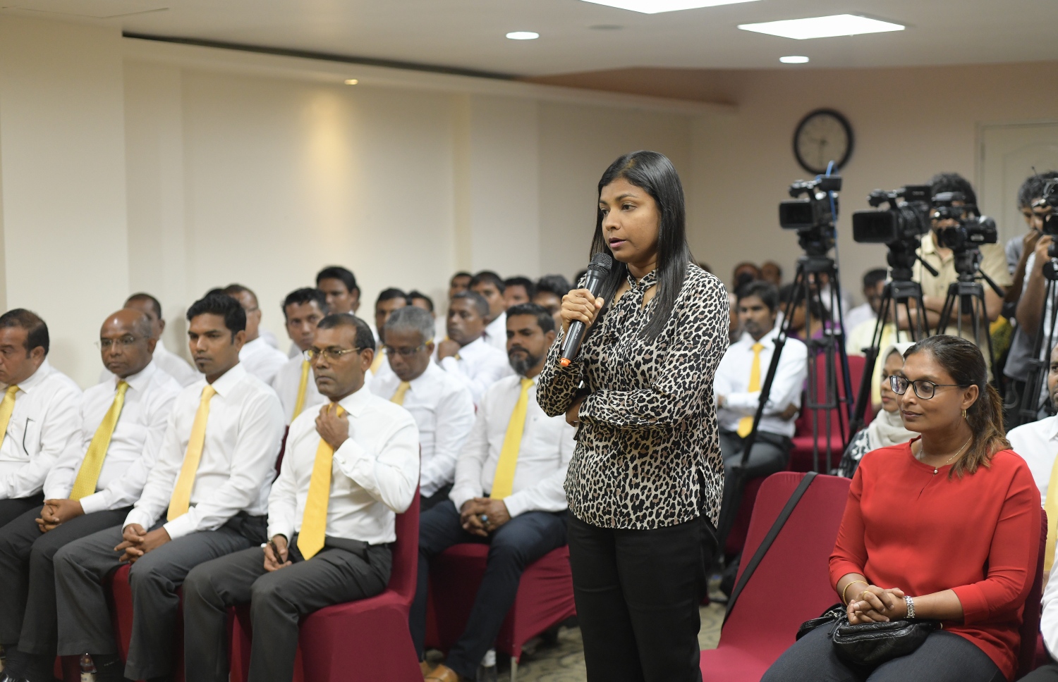 އެމްޑީޕީގެ ގައުމީ މަޖިލީހުގެ ބައްދަލުވުމުގައި ބައިވެރިވެ ވަޑައިގެންނެވި ބައެއް ބޭފުޅުން -- ފޮޓޯ: ނިޝާން އަލީ/ މިހާރު