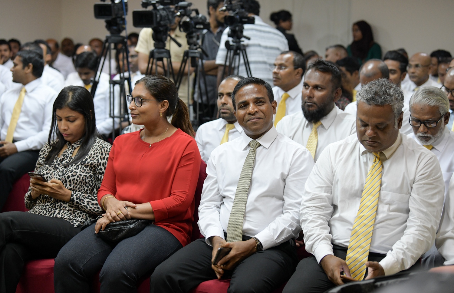 އެމްޑީޕީގެ ގައުމީ މަޖިލީހުގެ މިރޭގެ ބައްދަލުވުމުގައި ބައިވެރިވެ ވަޑައިގެންނެވި ބައެއް ބޭފުޅުން -- ފޮޓޯ: ނިޝާން އަލީ/ މިހާރު