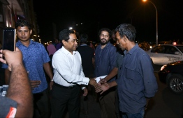 ރިޔާސީ އިންތިހާބުގެ ނާކާމިޔާބީއަށްފަހު ގިނަ ދުވަސްތަކެއް ކެމެރާތަކާ ދުރުގައި އުޅުއްވުމަށްފަހު، ކުރީގެ ރައީސް އަބްދުﷲ ޔާމީން ބައިވެރިވެވަޑައިގެންނެވި ފުރަތަމަ ނޫސްވެރިންގެ ބައްދަލުވުމަށް ފަހު ގެއަށް ވަޑައިގަންނަވަމުން މަގުމަތީގައި ތިބި ބައެއް ސަޕޯޓަރުންނާއި ސަލާމް ކުރައްވަނީ.---ފޮޓޯ: ހުސައިން ވަހީދު/މިހާރު