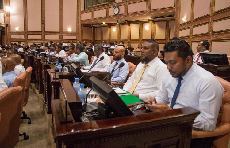 މެންބަރުން އިތުރުނުކުރަން ހުށަހެޅި އިސްލާހު ބޭރުކޮށްފި