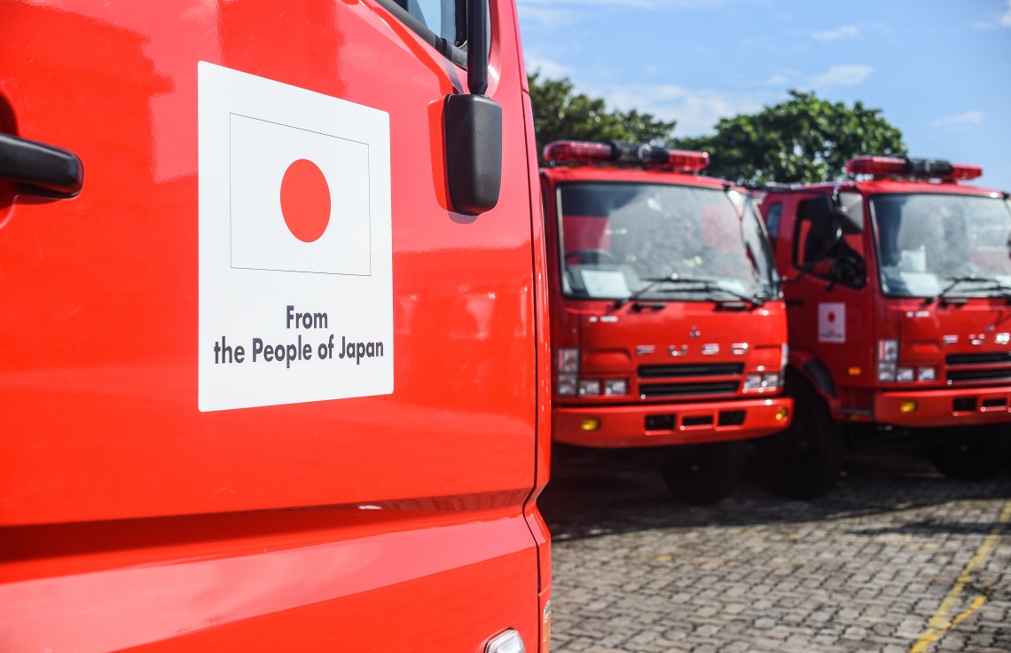 މާލެ: ޑިސެމްބަރު 4، 2018- ޖަޕާން ސަރުކާރުން ރާއްޖެއަށް ހަދިޔާކުރި، އަލިފާން ނިއްވުމަށް ގެންގުޅޭ ބައެއް ވެހިކަލްތައް: އެ ގައުމުގެ ސަރުކާރުން މިއަދު ވަނީ އަލިފާން ނިއްވުމަށް ގެންގުޅޭނެ 13 ވެހިކަލެއް ރާއްޖެއަށް ހަދިޔާ ކޮށްފައި.---ފޮޓޯ: އަހުމަދު ނިޝާތު/މިހާރު