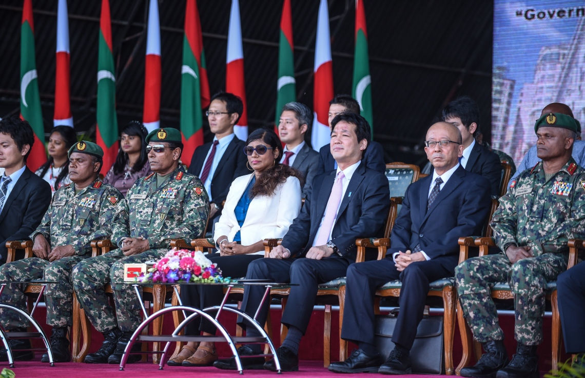 މާލެ: ޑިސެމްބަރު 4، 2018- ޖަޕާން ސަރުކާރުން ރާއްޖެއަށް އަލިފާން ނިއްވާ ސާމާނު ހަދިޔާ ކުރުމަށް ބޭއްވި ރަސްމިއްޔާތުގައި ރާއްޖޭގެ ޑިފެންސް މިނިސްޓަރު މާރިޔާ އަދި ޖަޕާނުގެ ބޮޑުވަޒީރުގެ މުޝީރު ބައިވެރިވެވަޑައިގަންނަވަނީ.---ފޮޓޯ: އަހުމަދު ނިޝާތު/މިހާރު